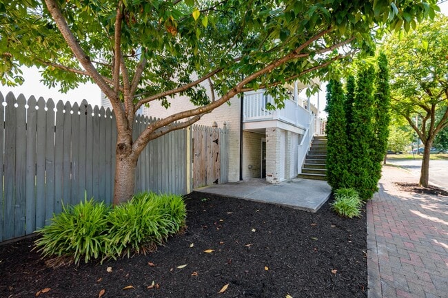 Building Photo - 706 Catherine St