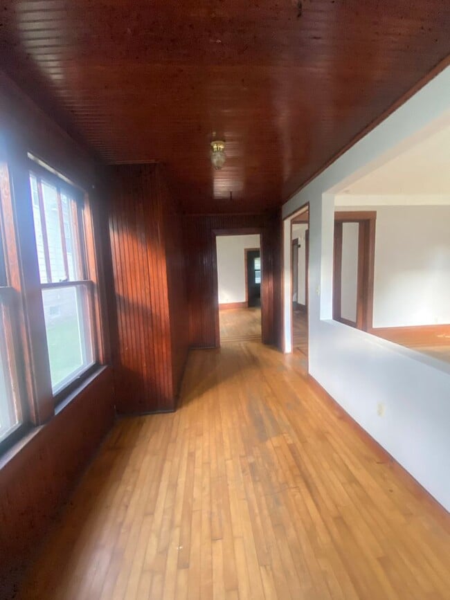 Building Photo - 4 Bdr/2Bath Spacious Home Available