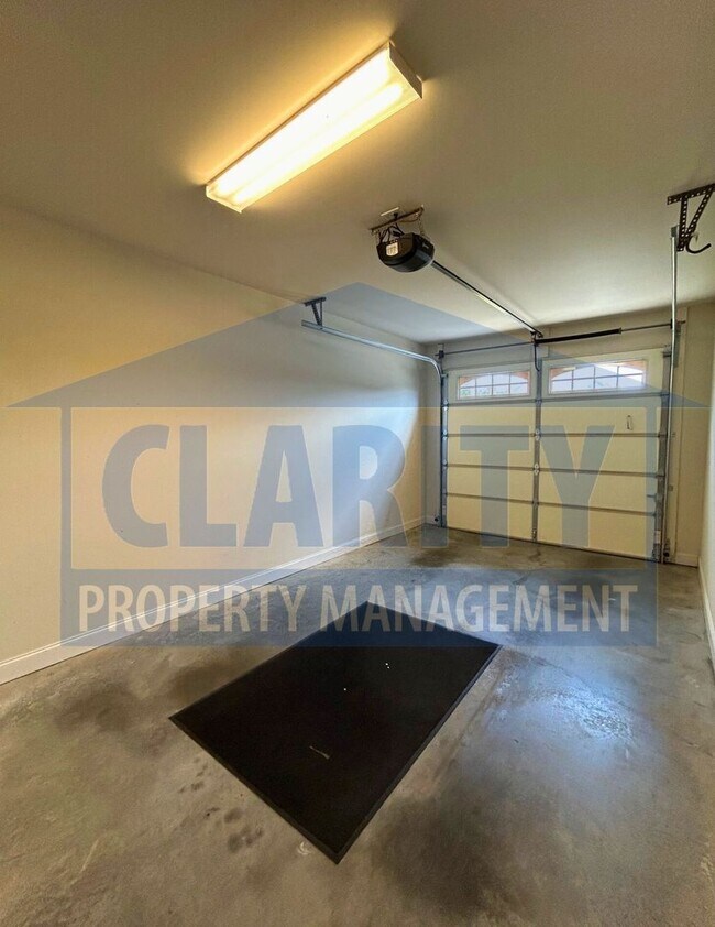 Building Photo - Modern, Upscale Townhouse w/ attached Garage!