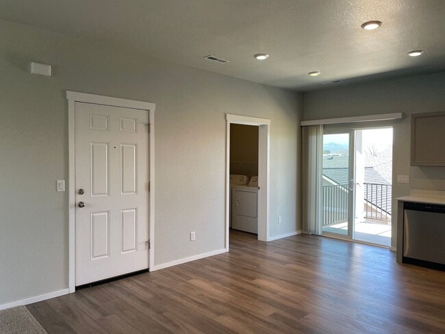 Building Photo - Newer-Very Nice 2 Bedroom 1 Bath Upstairs Apartment****HALF OFF FIRST FULL MONTHS RENT******Pet F...