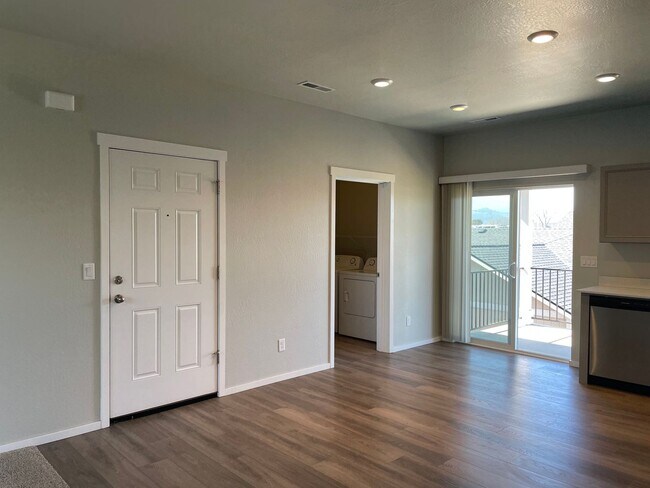 Foto del edificio - Newer-Very Nice 2 Bedroom 1 Bath Upstairs Noise Free Apartment****HALF OFF FIRST FULL MONTHS RENT...