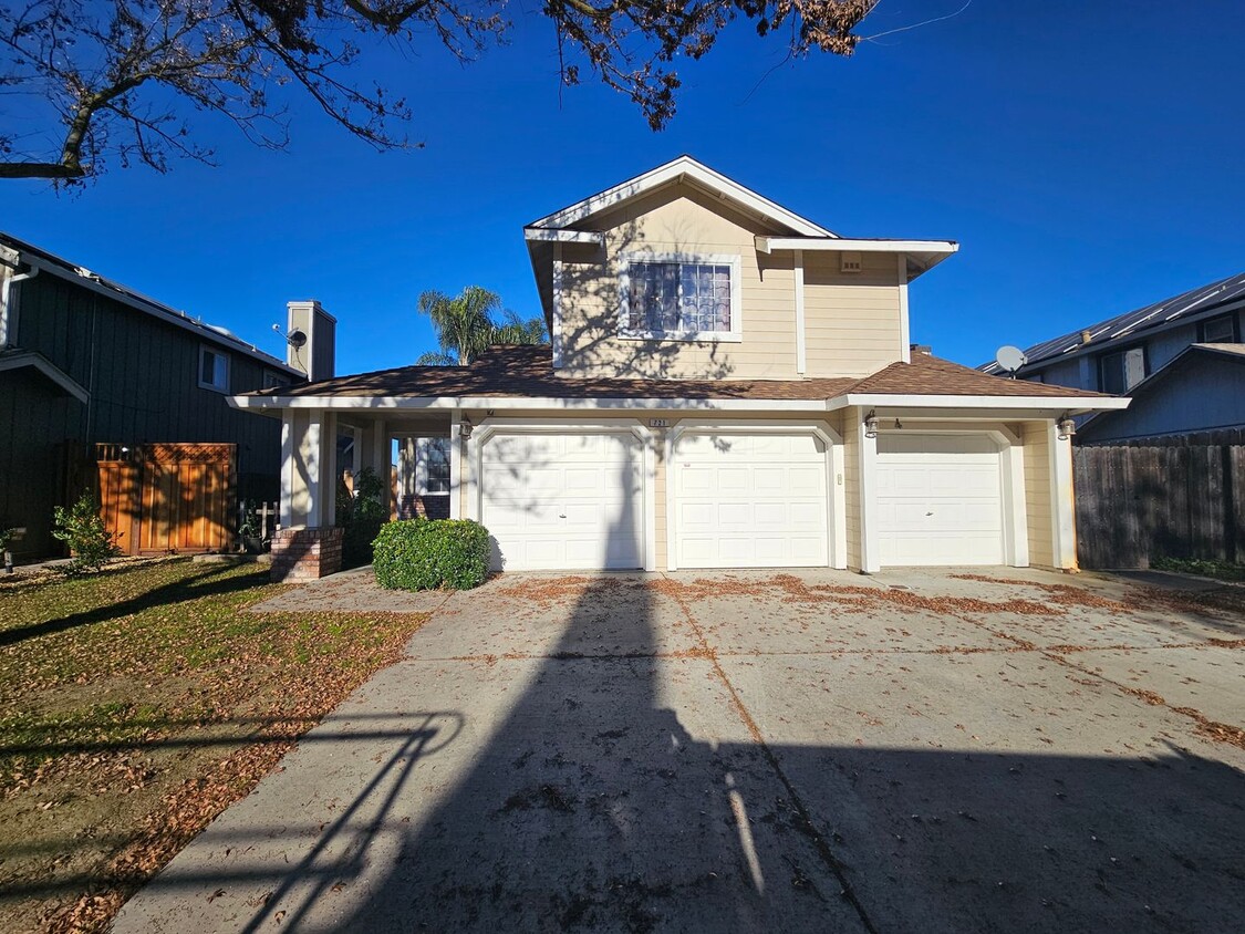 Primary Photo - Large 4 bedroom two story in east Modesto!