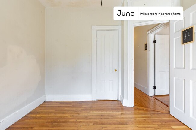 Building Photo - Private bedroom in 6 bed/2 bath Home