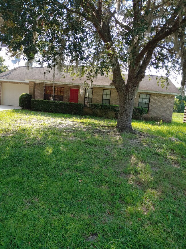 Building Photo - Nice 3 bedrooms and 2 full bath