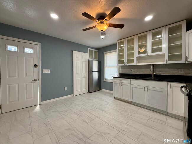 Building Photo - 8 Scott St