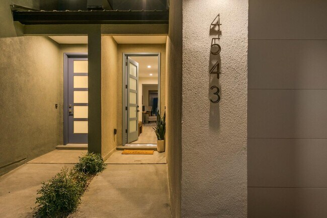 Foto del edificio - Brand NEW Three Bedroom Townhome Available...