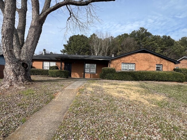 Building Photo - 2 bed 1 bath duplex