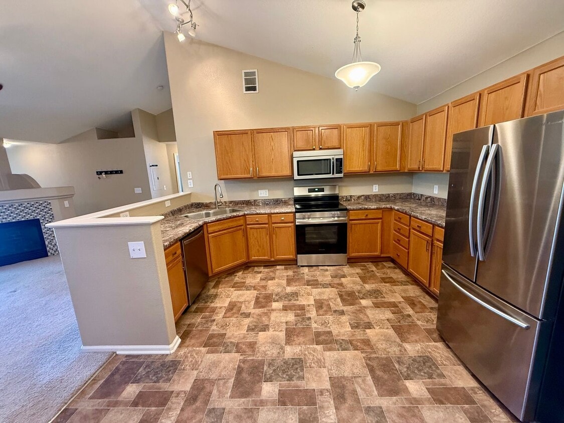 Spacious, Updated 2BR / 2 BA Condo in Gated Community! - Spacious, Updated 2BR / 2 BA Condo in Gated Community!