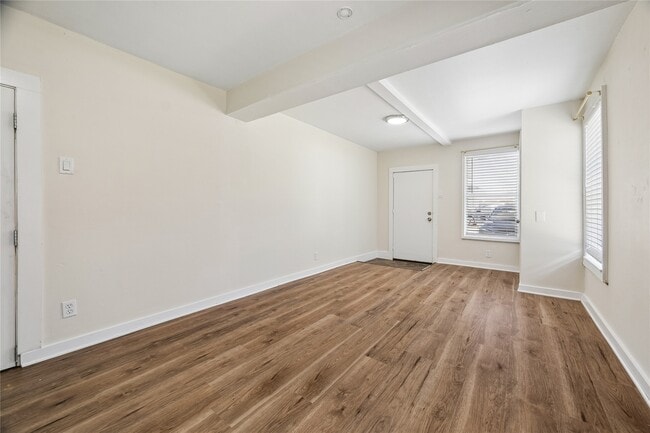 Foto del edificio - 215 Hyde Park Blvd