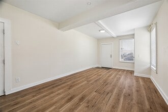 Building Photo - 215 Hyde Park Blvd