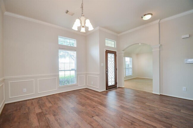 Building Photo - 407 Pinewood Ridge Dr