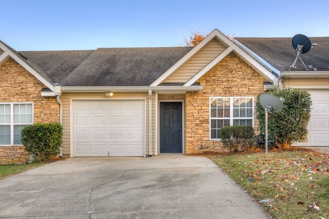 Building Photo - 3 Bedroom 2 Bath Townhouse With Garage