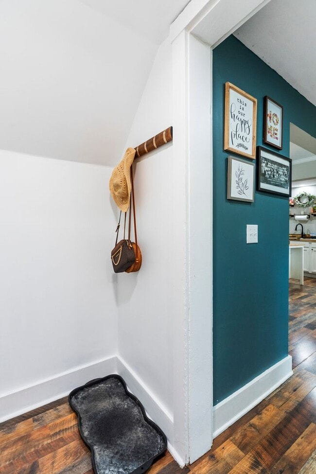 Building Photo - Updated Bungalow Close to Downtown