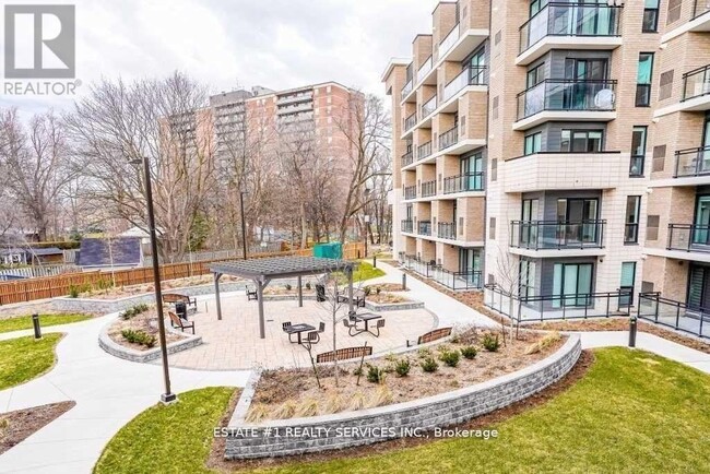 Photo du bâtiment - 7 Falaise Rd