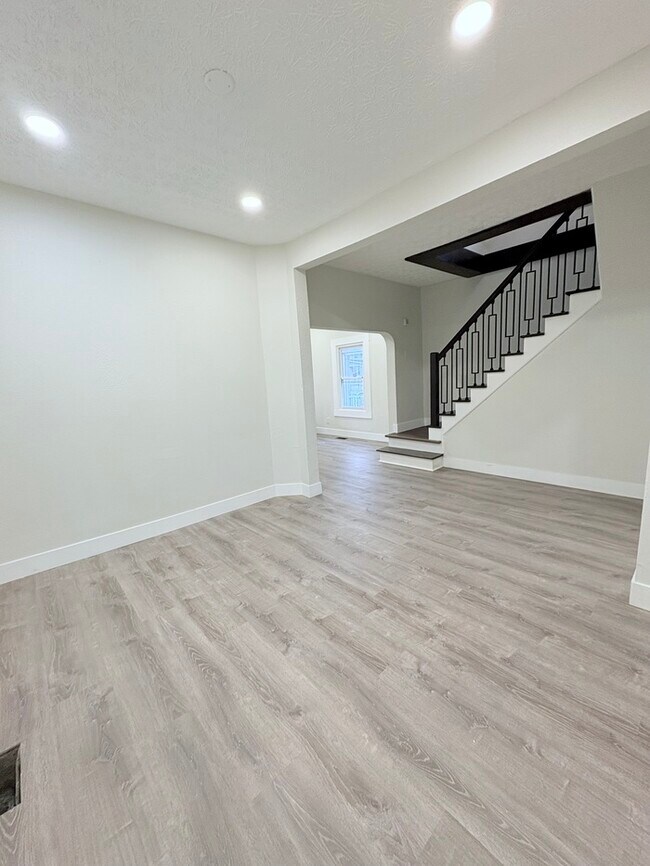 Foto del edificio - Charming 2 beds 1 baths in Columbus! Newly Renovated