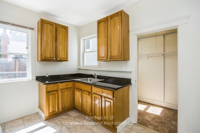 Building Photo - 901 Stanyan St