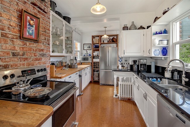 Building Photo - 511 Malden Ave E