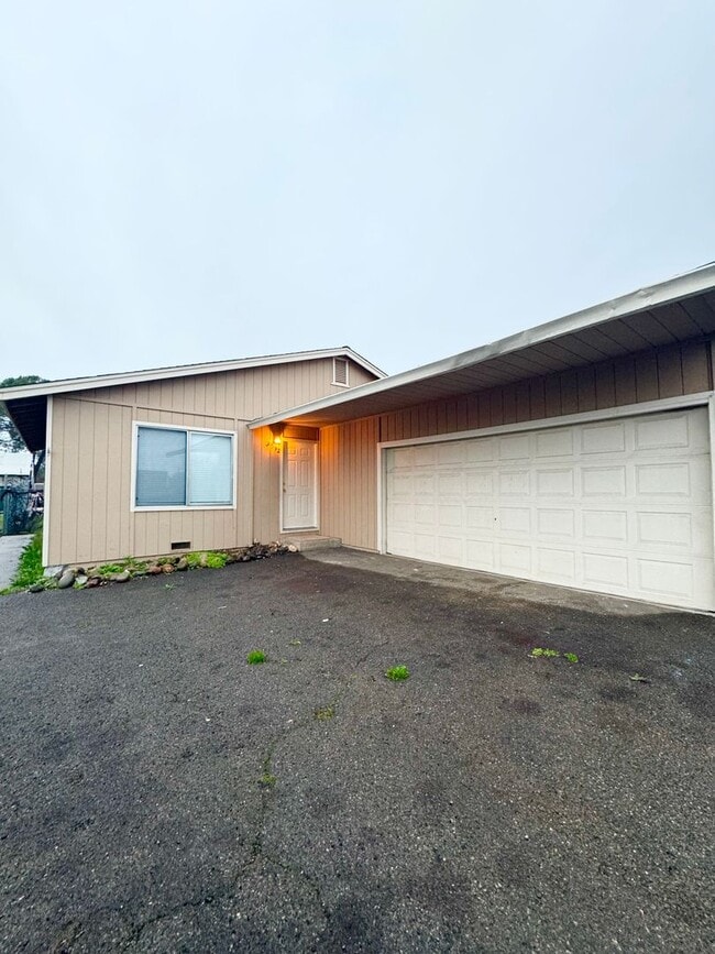 Building Photo - 3592 Railroad Ave