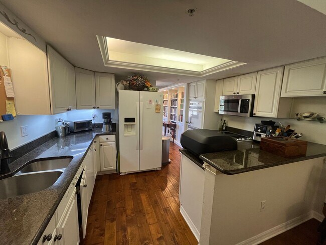 Building Photo - Beautiful Condo with Amazing Views