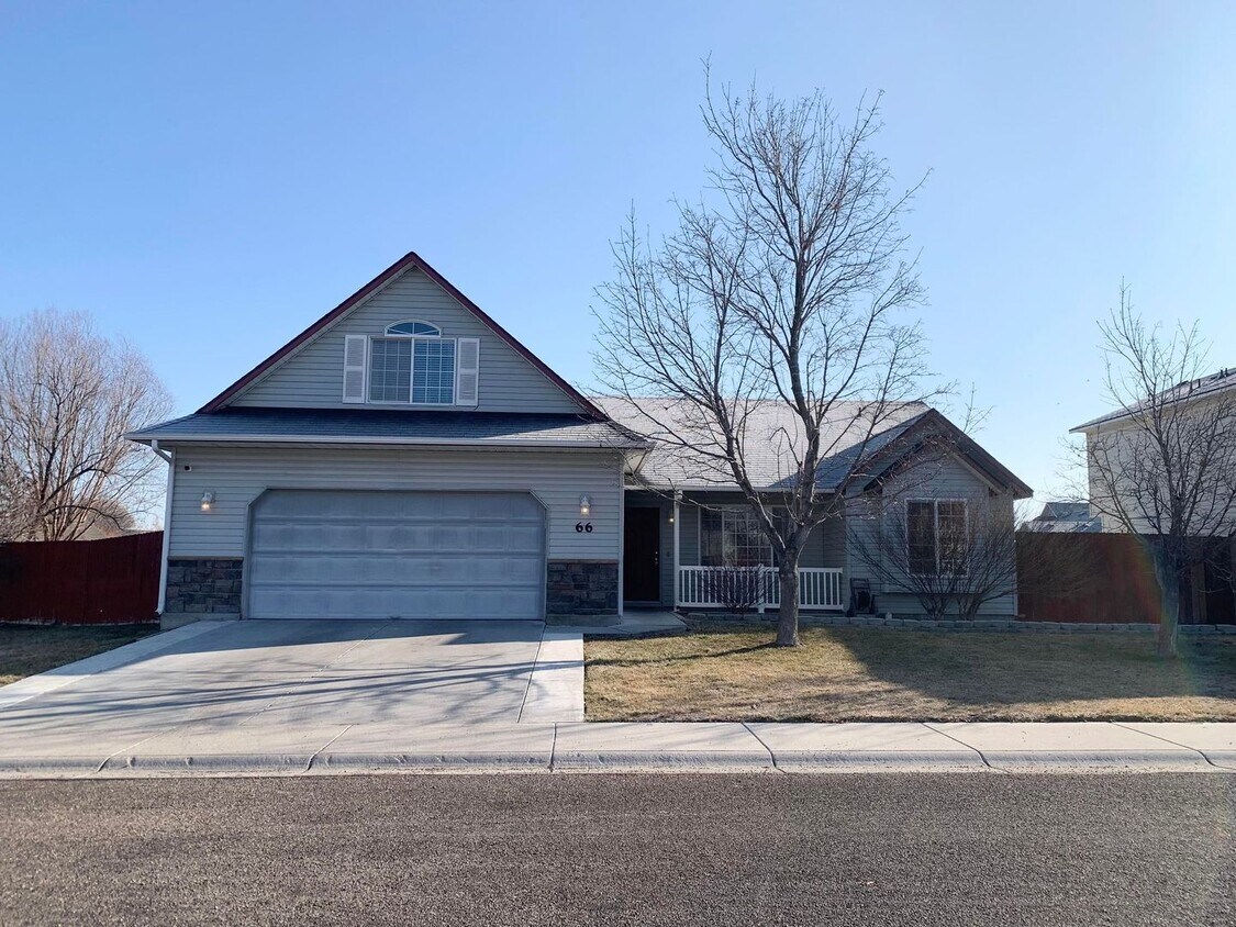 Primary Photo - Wonderful Home Next to Nampa's Greenbelt!