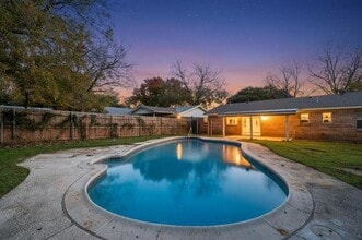 Building Photo - 413 Simmons Dr