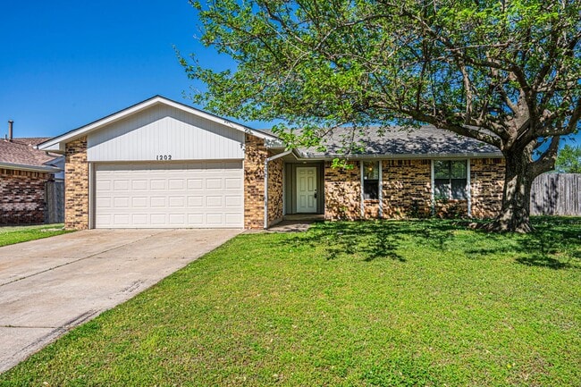 Corner-Lot 3Bedroom Charmer in Yukon with Fireplace & Enclosed Patio! - Corner-Lot 3Bedroom Charmer in Yukon with Fireplace & Enclosed Patio! House