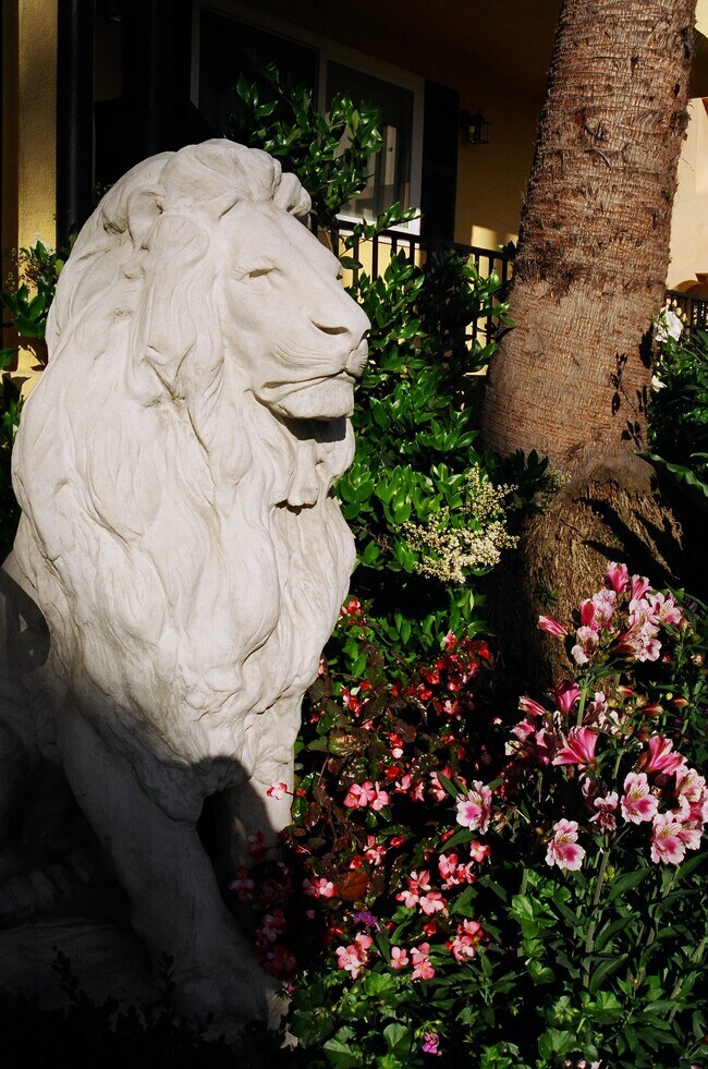 2 Blocks to the Beach - 201 Bath St