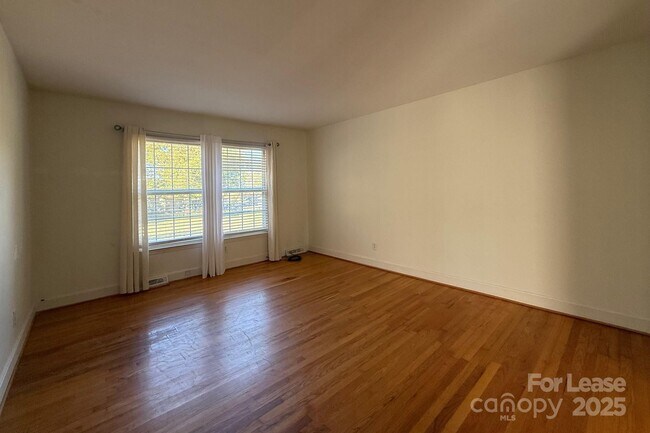 Foto del edificio - 6126 Cherrycrest Ln