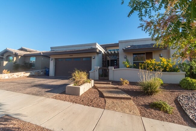 Building Photo - Stunning 4 bedroom, 2,5 bath home in West ...