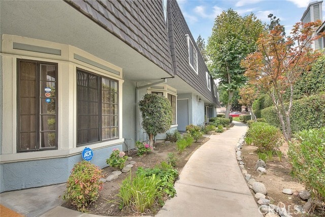 Building Photo - 2630 Huntington Dr