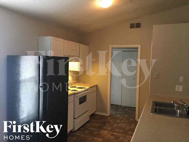 Foto del edificio - 5749 Jardin Pl