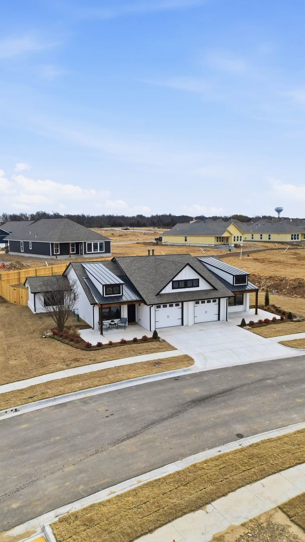 Building Photo - Fully Updated 2 Bedroom Duplex in Convenient Broken Arrow Location