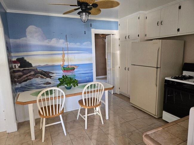 Building Photo - 1 bedroom apartment-steps from the beach