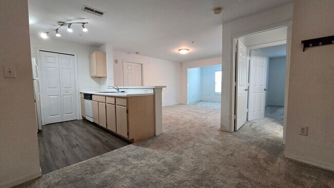 Building Photo - Spacious 2 Bed, 2 Bath Condo in Gated Comm...