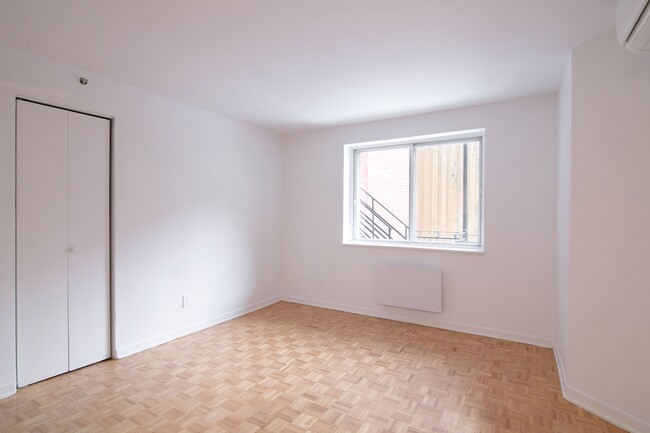 Building Photo - 25 Av des Pins O