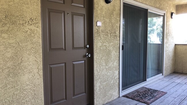 Building Photo - 2 Bed 1 Bath condo with garage- Gated Comm...