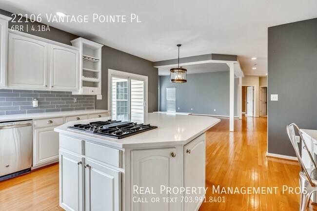 Building Photo - Coming Soon-Beautifully Updated 6 Bedroom ...