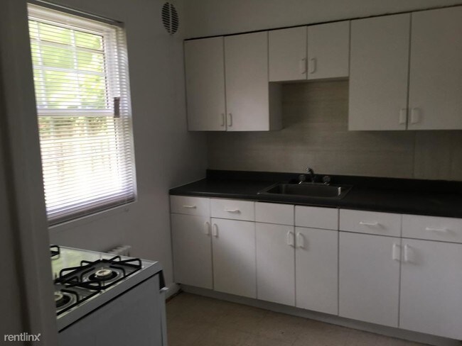 Building Photo - 2100 Hildarose Dr