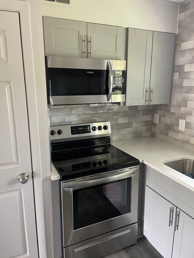 Building Photo - 4601 Coronado Dr