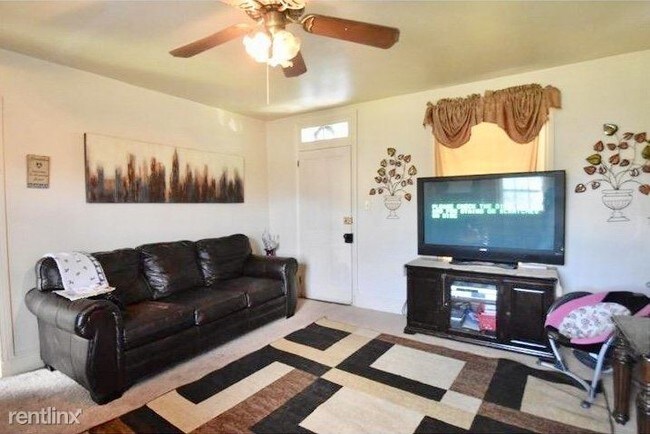 Building Photo - 3 br, 1 bath Townhome - 546 North Main Street