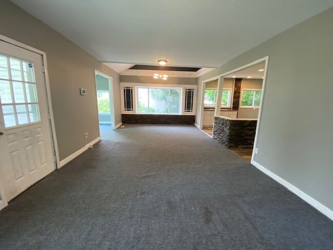 Building Photo - 551 Noah Ave