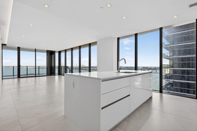 Foto del edificio - 700 NE 24th St