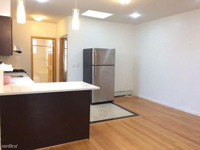Foto del edificio - 7017 Fresh Pond Rd
