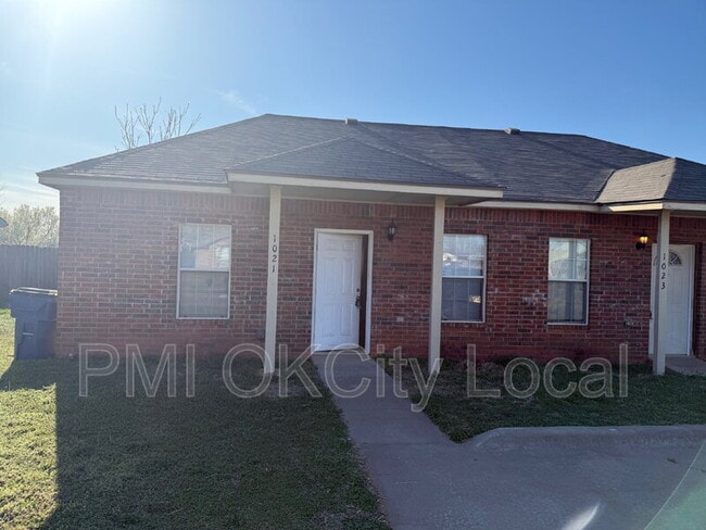 Building Photo - 1021 Shady Creek Cir