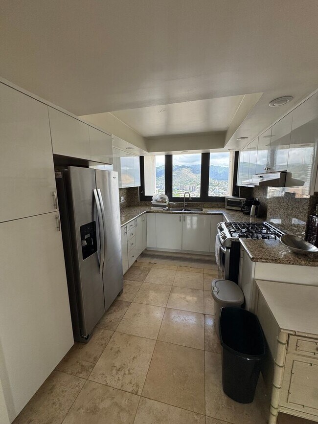 Foto del edificio - Luxury High-Rise Living with Panoramic Ocean Views at Yacht Harbor Towers