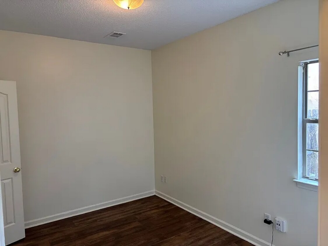 Building Photo - 3 bedroom/2 bath