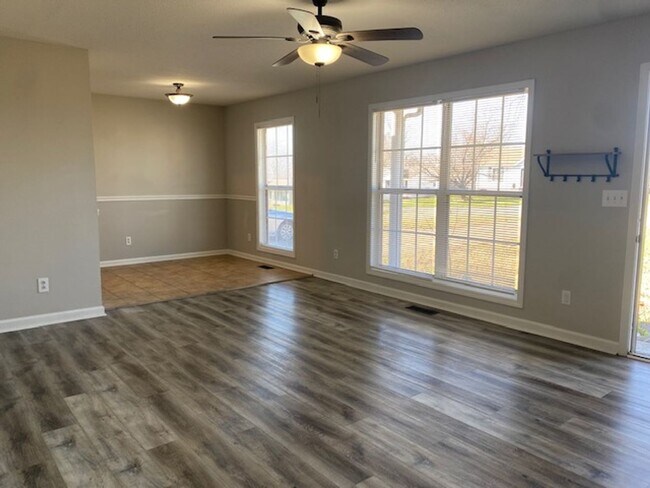 Building Photo - Close to post and Move in Ready!