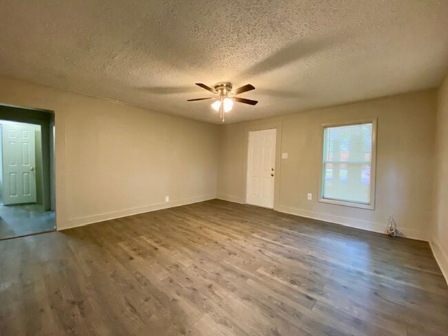 Building Photo - CUTE AND SPACIOUS 3 BEDROOM 1 BATH