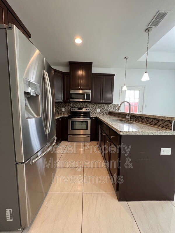 Building Photo - 214 Fig Dr