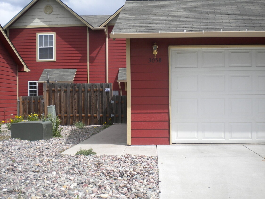 Building Photo - Nice Duplex!